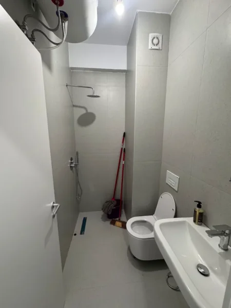 Jepet me Qera: 1+1📍Ali Dem (Rezidenca Kadiu) - Kati.6 - 40,000 Leke/Muaj - Sp.60m² || E pabanuar me pare✨️