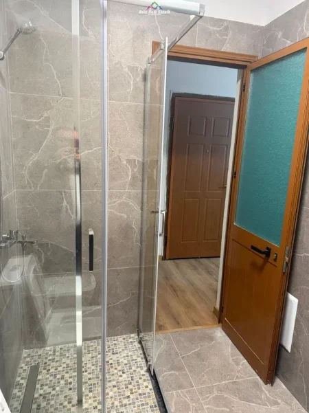 Tirane, jepet me qera apartament 1+1+Ballkon Kati 2, 60 m² 520 € (ali demi)