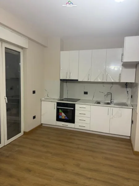 Tirane, jepet me qera apartament 1+1+Ballkon Kati 2, 60 m² 520 € (ali demi)
