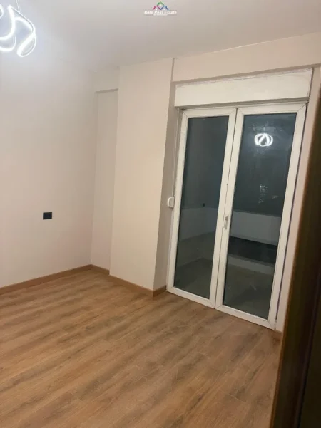 Tirane, jepet me qera apartament 1+1+Ballkon Kati 2, 60 m² 520 € (ali demi)