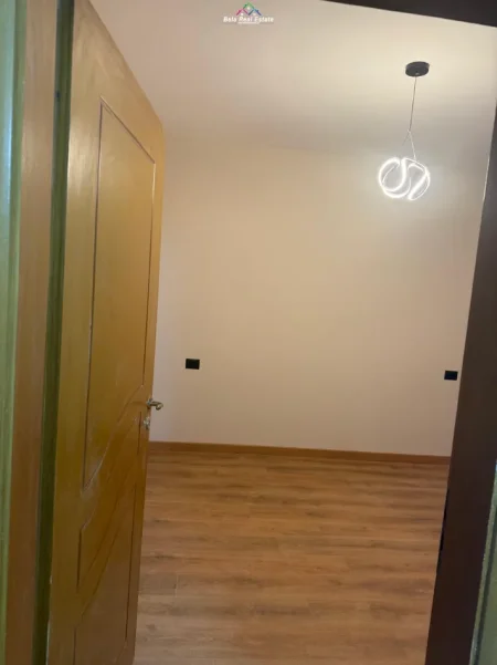 Tirane, jepet me qera apartament 1+1+Ballkon Kati 2, 60 m² 520 € (ali demi)