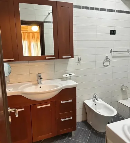 Tirane, jepet me qera apartament 2+1 Kati 7, 102 m² 850 € (Rruga e Elbasanit)