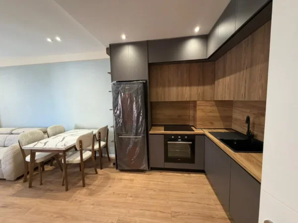 Tirane, jepet me qera apartament 1+1 Kati 5, 