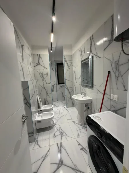 Tirane, jepet me qera apartament 1+1 Kati 5, 