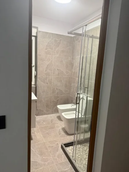 Tirane, jepet me qera apartament 1+1 Kati 2, 60 m² 520 € (Rruga Dali Ndreu)