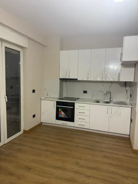 Tirane, jepet me qera apartament 1+1 Kati 2, 60 m² 520 € (Rruga Dali Ndreu)