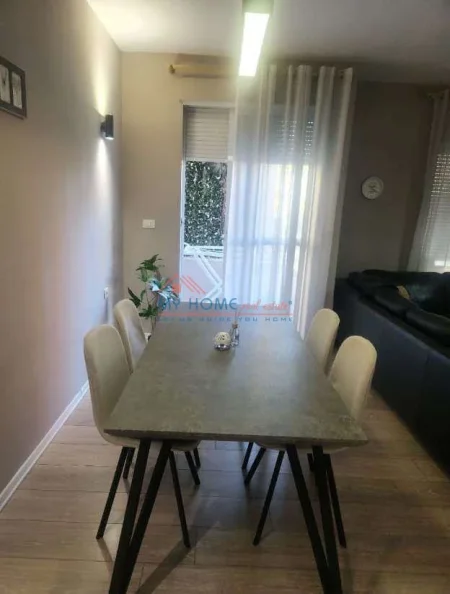 Tirane, jepet me qera apartament 1+1+Ballkon Kati 2, 65 m² 650 € (Mozaiku)