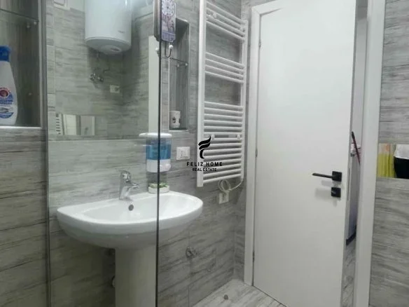 Tirane, jepet me qera apartament 1+1 , 650 € (KOMUNA E PARISIT)