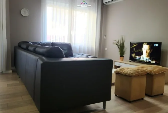 Tirane, jepet me qera apartament 1+1 Kati 2, 70 m² 680 € (Poliklinika nr 9 prane big market)