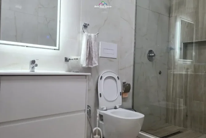 Tirane, jepet me qera apartament 1+1 Kati 2, 70 m² 680 € (Poliklinika nr 9 prane big market)