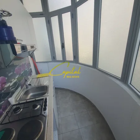 Tirane, jepet me qera apartament 1+1 Kati 1, 36 m² 300 € (FRESKU)