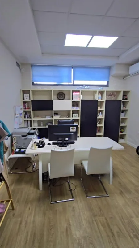 Tirane, jepet me qera ambjent biznesi Kati 0, 120 m² 2.000 € (Komuna e Parisit)