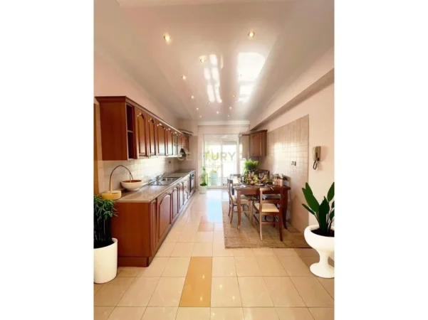 Tirane, jepet me qera apartament 2+1 Kati 6, 116 m² 1.200 € (ish blloku)