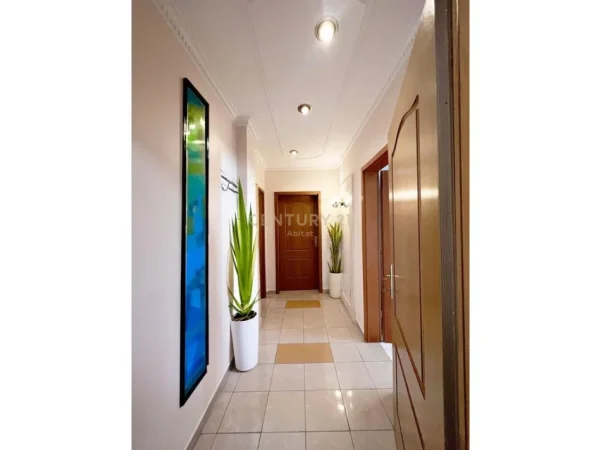 Tirane, jepet me qera apartament 2+1 Kati 6, 116 m² 1.200 € (ish blloku)