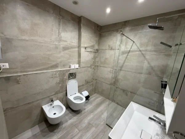 Tirane, jepet me qera apartament 1+1 Kati 1, 800 € 