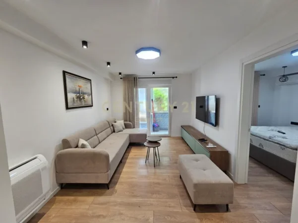 Tirane, jepet me qera apartament 1+1 Kati 0, 52 m² 500 € (oxhaku komisariati nr.4)