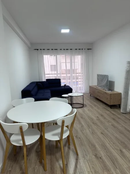 Tirane, jepet me qera apartament 1+1 Kati 1, 70 m² 600 € (LAPRAKE)