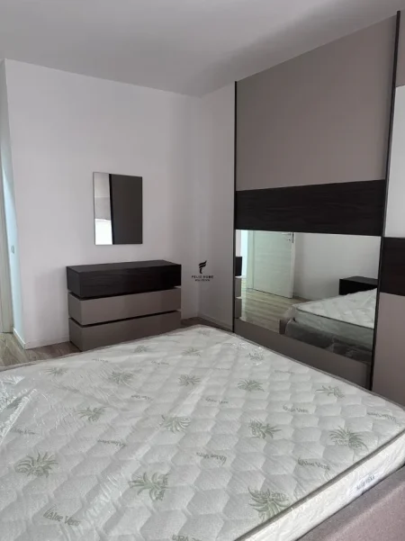 Tirane, jepet me qera apartament 1+1 Kati 1, 70 m² 600 € (LAPRAKE)