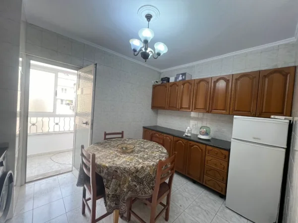 Jepet me Qera  apartament 2+1 PER 4 VETA , Kati 6, 600 €  ne Laprake prane Hotel Relax , Rruga Dritan Hoxha