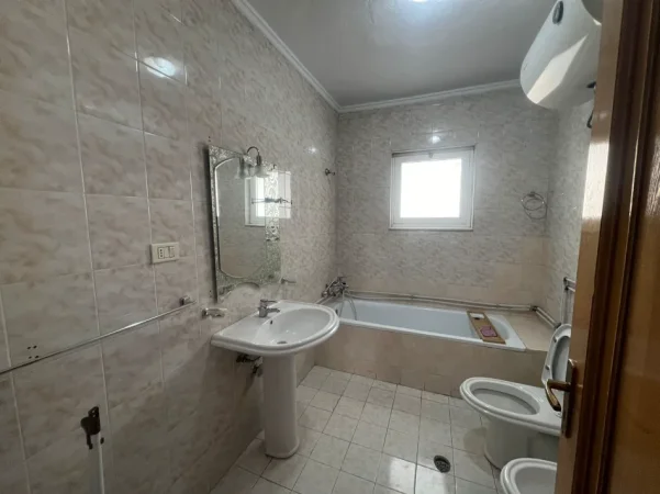 Jepet me Qera  apartament 2+1 PER 4 VETA , Kati 6, 600 €  ne Laprake prane Hotel Relax , Rruga Dritan Hoxha