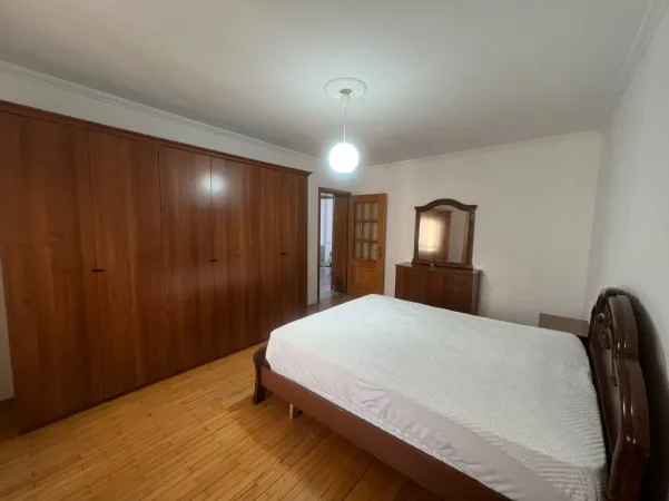 Jepet me Qera  apartament 2+1 PER 4 VETA , Kati 6, 600 €  ne Laprake prane Hotel Relax , Rruga Dritan Hoxha