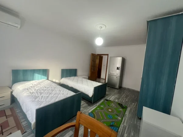 Jepet me Qera  apartament 2+1 PER 4 VETA , Kati 6, 600 €  ne Laprake prane Hotel Relax , Rruga Dritan Hoxha