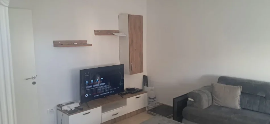 Tirane, jepet me qera apartament 1+1 Kati 3, 70 m² 500 € (Ish Profarma ne Xhmallik)
