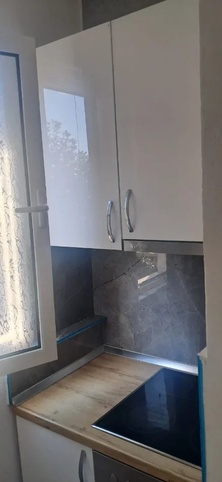 Tirane, jepet me qera apartament 1+1 Kati 3, 70 m² 500 € (Ish Profarma ne Xhmallik)