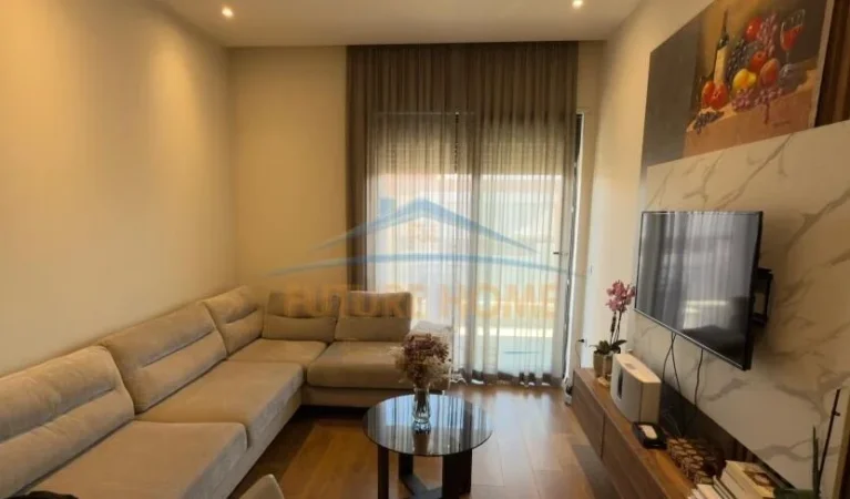 Tirane, jepet me qera apartament 1+1 Kati 8, 75 m² 800 € (Kompleksi Delijorgji)