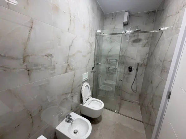 Tirane, jepet me qera apartament 1+1 Kati 2, 62 m² 600 € (LAPRAKE)