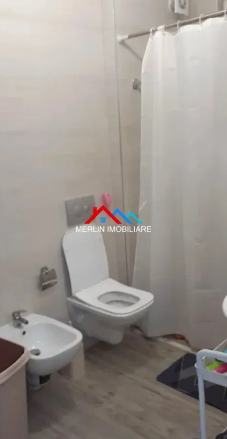 Tirane, jepet me qera apartament 1+1+Ballkon Kati 5, 72 m² 570 € (RRUGA SABAUDIN GABRANI,SPITALI AMERICAN 3)