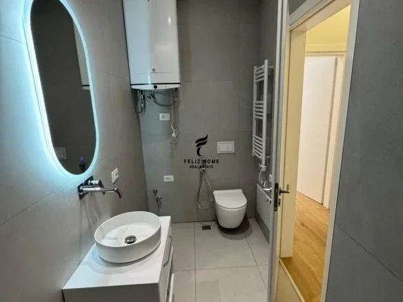 Tirane, jepet me qera zyre Kati 3, 58 m² 1.000 € (KOMUNA E PARISIT)