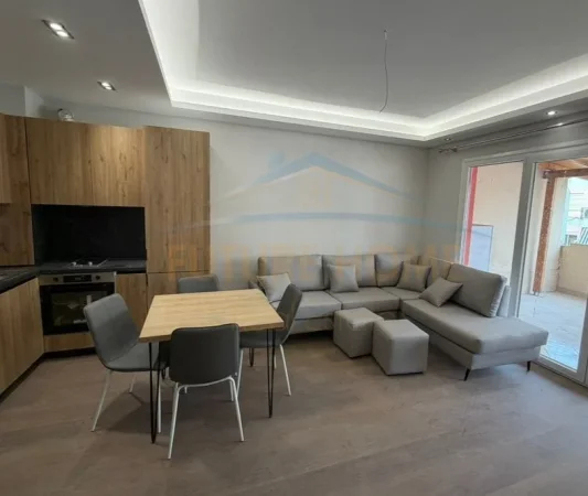 Tirane, jepet me qera apartament 2+1 Kati 7, 97 m² 550 € (astir)