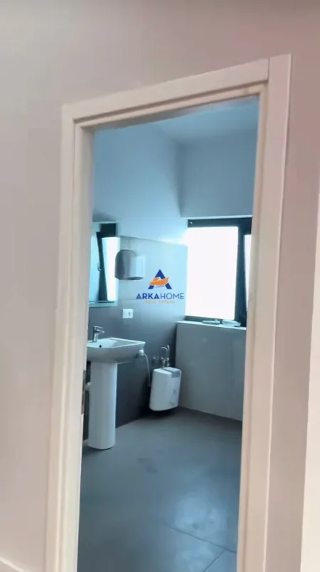 Tirane, jepet me qera magazine Kati 0, 500 m² 3.000 €