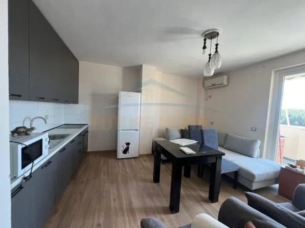 Tirane, jepet me qera apartament 1+1+Ballkon Kati 2, 65 m² 400 € (Fresku)