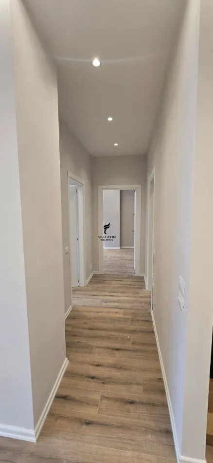 Tirane, jepet me qera zyre Kati 7, 95 m² 900 € (KOMUNA E PARISIT)