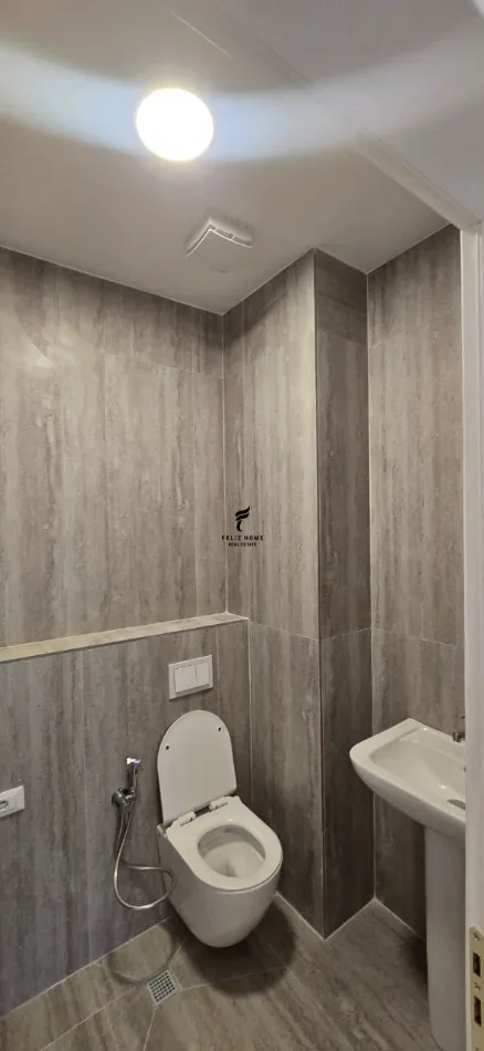 Tirane, jepet me qera zyre Kati 7, 95 m² 900 € (KOMUNA E PARISIT)
