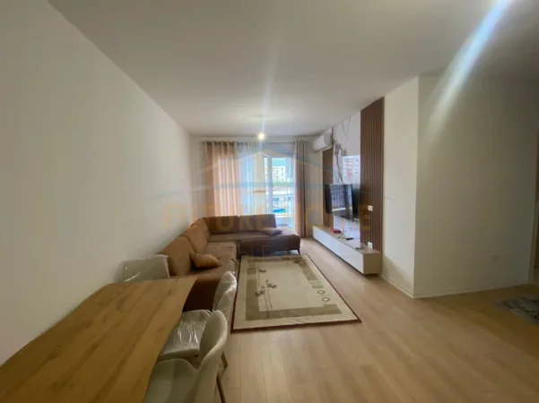Tirane, jepet me qera apartament 2+1+Ballkon Kati 3, 105 m² 650 € (5 maj)