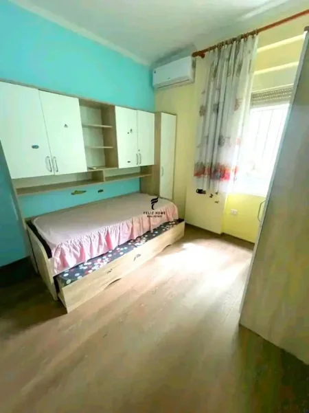 Tirane, jepet me qera apartament 2+1 Kati 1, 80 m² 400 € (FRESKU)