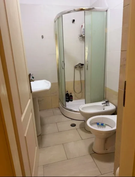 Tirane, jepet me qera apartament 2+1+Aneks+Ballkon Kati 5, 98 m² 570 € (Rruga Liqeni That Pranë Hotel Radison)