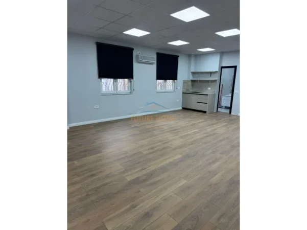 Tirane, jepet me qera zyre Kati 1, 89 m² 1.000 € (Qera, Zyra, Qendër, Tiranë!)