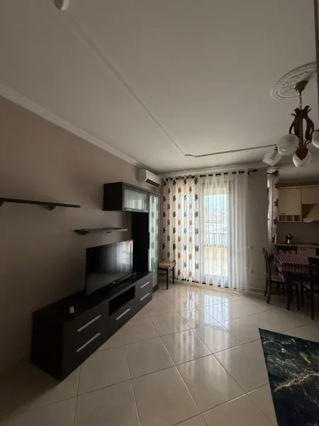 Tirane, jepet me qera apartament 2+1 Kati 4, 600 € (kopshti botanik)