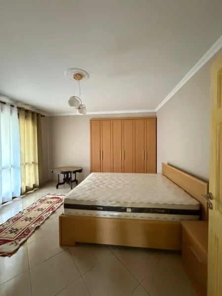 Tirane, jepet me qera apartament 2+1 Kati 4, 600 € (kopshti botanik)