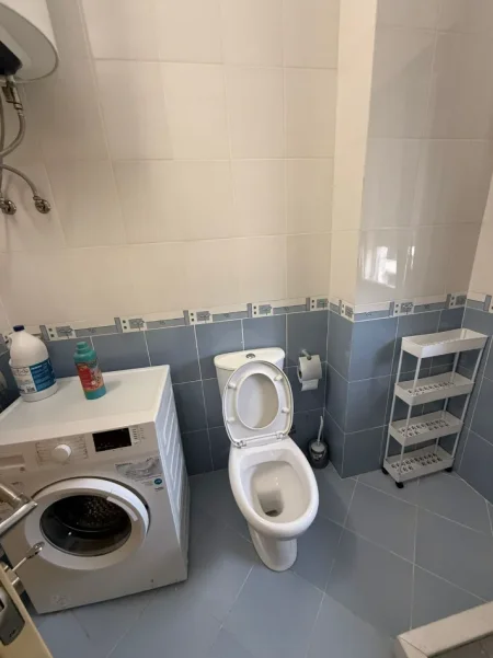 Tirane, jepet me qera apartament 2+1 Kati 4, 600 € (kopshti botanik)