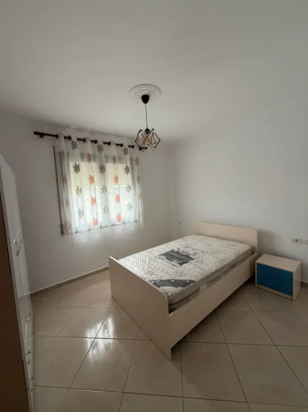 Tirane, jepet me qera apartament 2+1 Kati 4, 600 € (kopshti botanik)