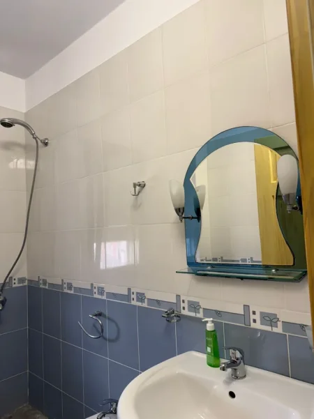 Tirane, jepet me qera apartament 2+1 Kati 4, 600 € (kopshti botanik)
