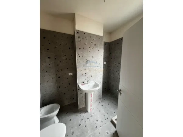 Tirane, shitet apartament 2+1 Kati 1, 116 m² 198.000 € (5 Maj)