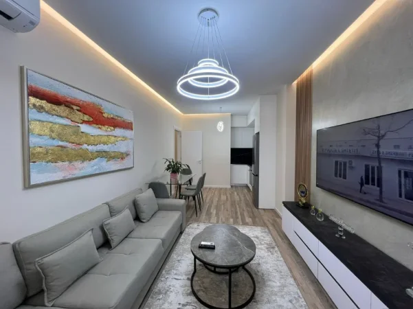 Tirane, jepet me qera apartament 1+1+Ballkon Kati 4, 75 m² 900 € (Rruga e Kosovareve)