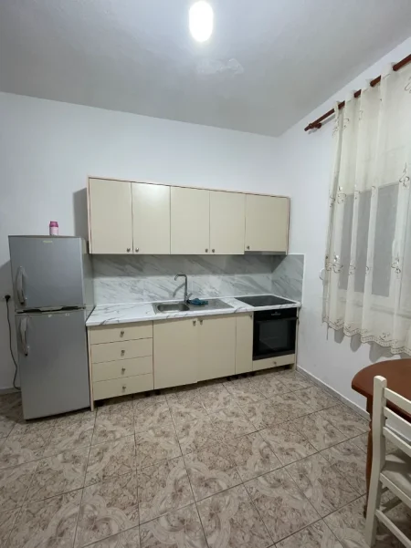 Tirane, jap me qera apartament 1+1+Ballkon Kati 3, 85 m² (Rruga e Durrësit)
