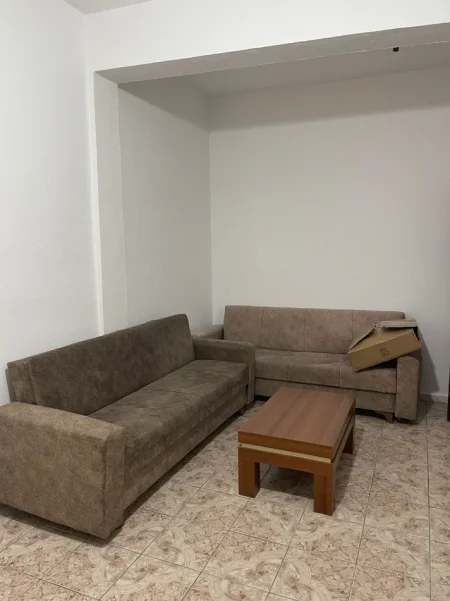 Tirane, jap me qera apartament 1+1+Ballkon Kati 3, 85 m² (Rruga e Durrësit)